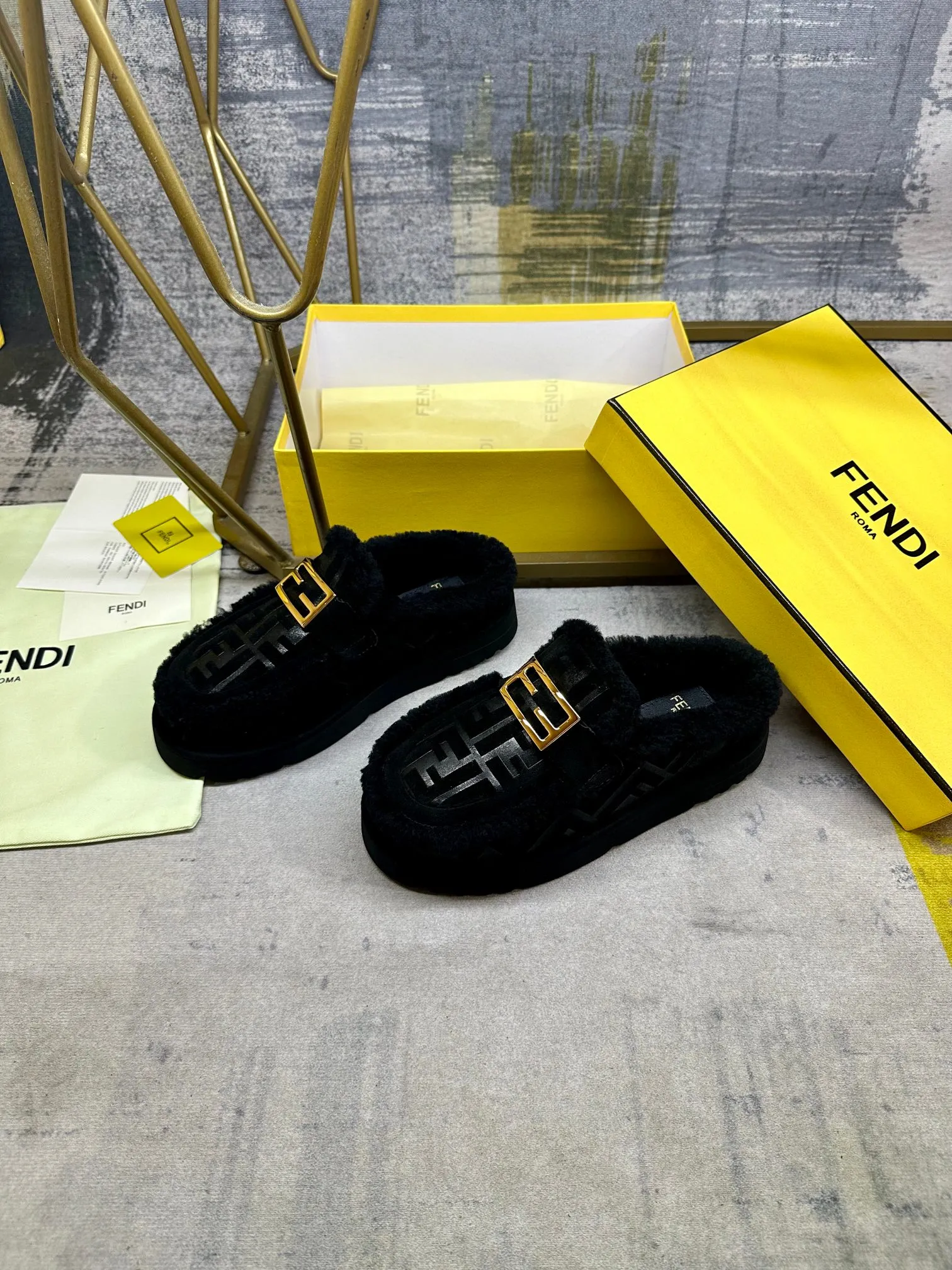 p560🐮🐮FENDI’s latest casual round toe flat half slippers. Made of black suede material and decorated with a tonal embossed FF pattern. Tonal shearling lining and trim. Decorated with Baguette hardware in gold-finish metal. Thick black non-slip sole with contrasting inlay and FENDI lettering on the heel. Women’s sizes 35-40, men’s sizes 39-45